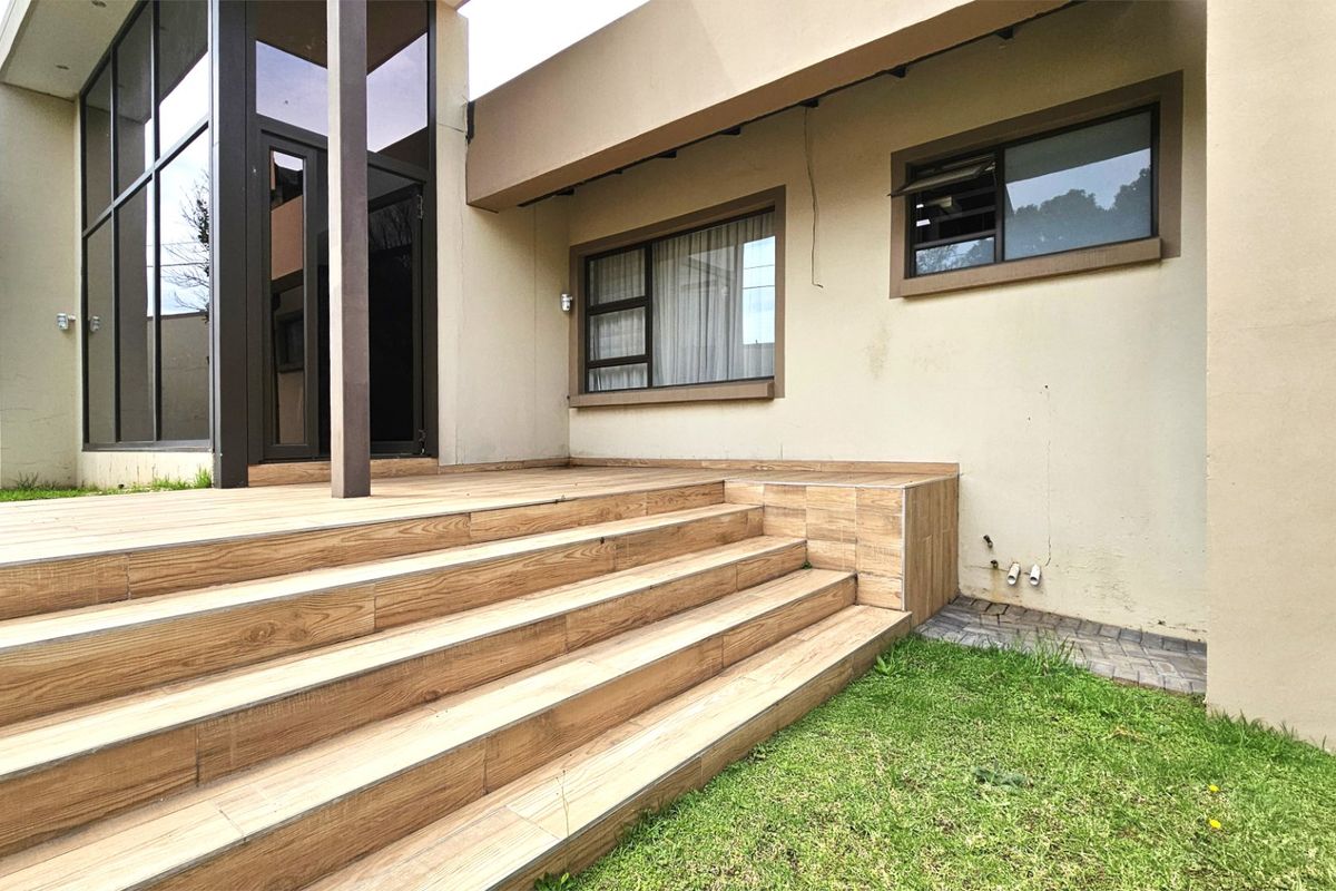 River mansion in Three Rivers East - Photo 4