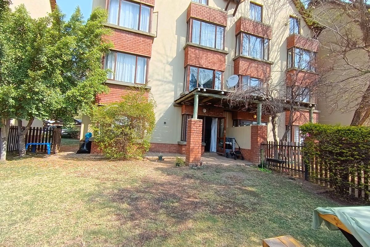 Secure Simple Comfortable Townhouse Living - Photo 5