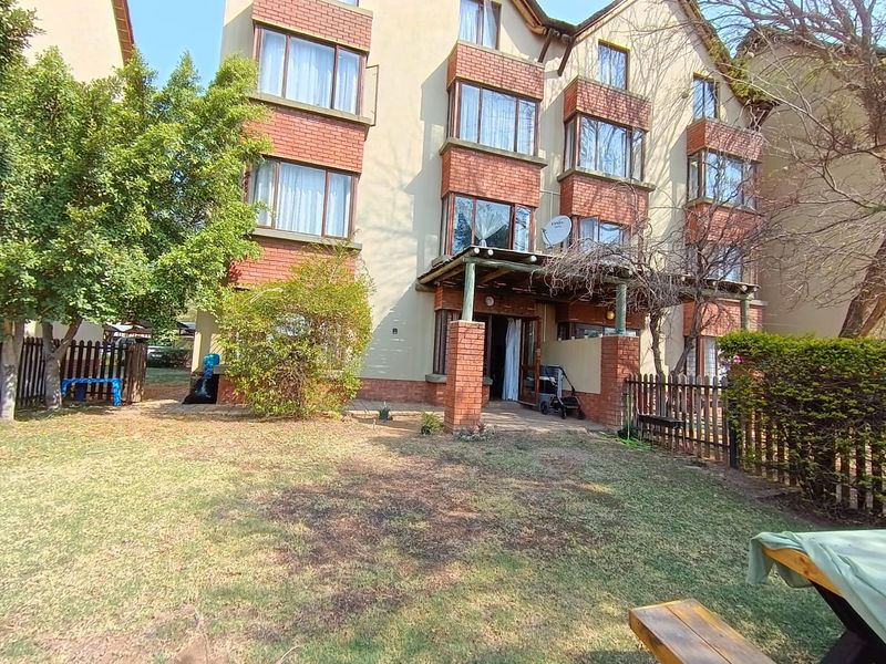 Secure Simple Comfortable Townhouse Living - Photo 5