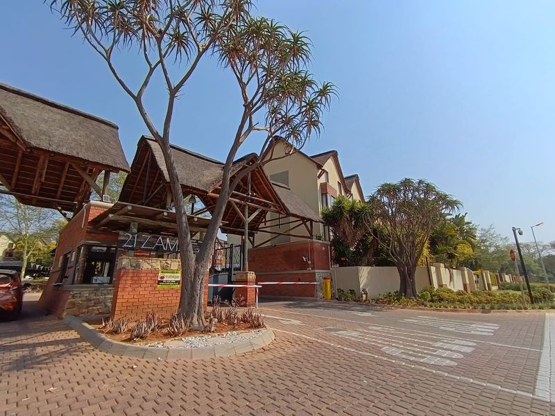 Secure Simple Comfortable Townhouse Living - Photo 8