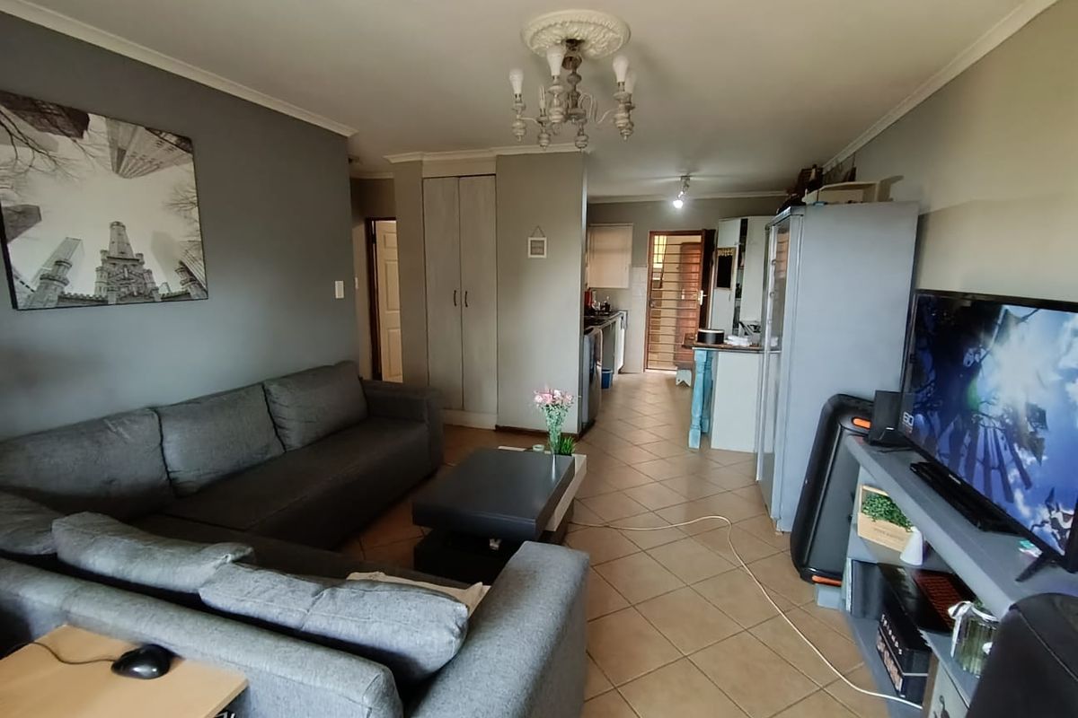 Secure Simple Comfortable Townhouse Living - Photo 2