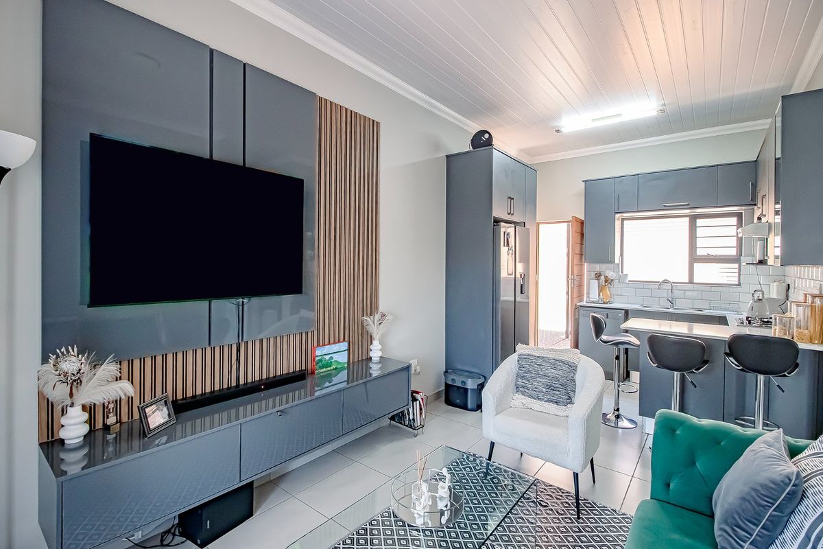 Stylish Low-Maintenance Modern Townhouse Living - Photo 2