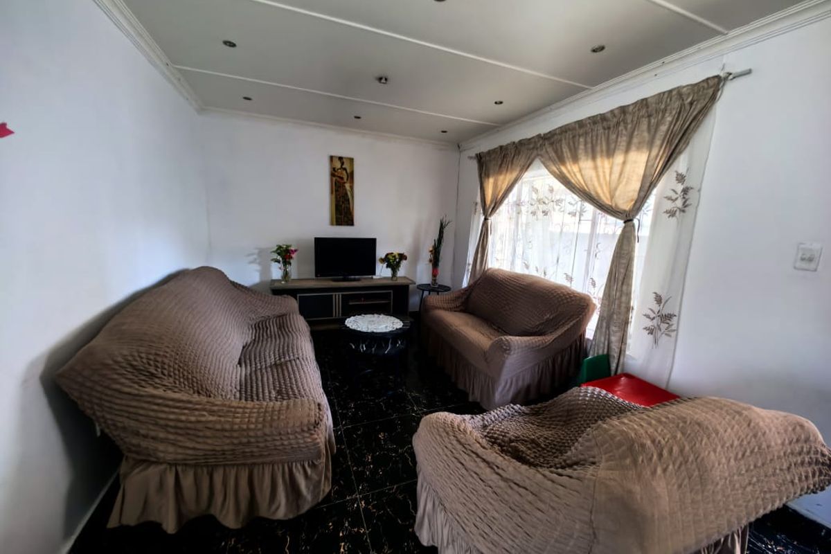 4 Bedrooms, 2 Bathrooms House For Sale In Chatsworth, Durban - Photo 3