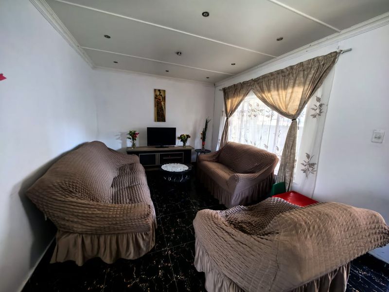 4 Bedrooms, 2 Bathrooms House For Sale In Chatsworth, Durban - Photo 3