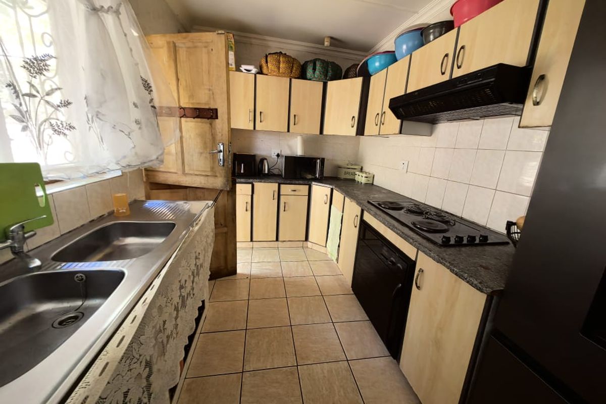 4 Bedrooms, 2 Bathrooms House For Sale In Chatsworth, Durban - Photo 2