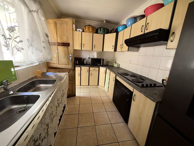 4 Bedrooms, 2 Bathrooms House For Sale In Chatsworth, Durban - Photo 2