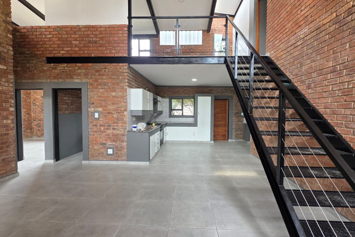 IMMEDIATELY AVAILABLE – MODERN TOWNHOUSE TO RENT IN SOUGHT-AFTER FLAMWOOD - Photo 2