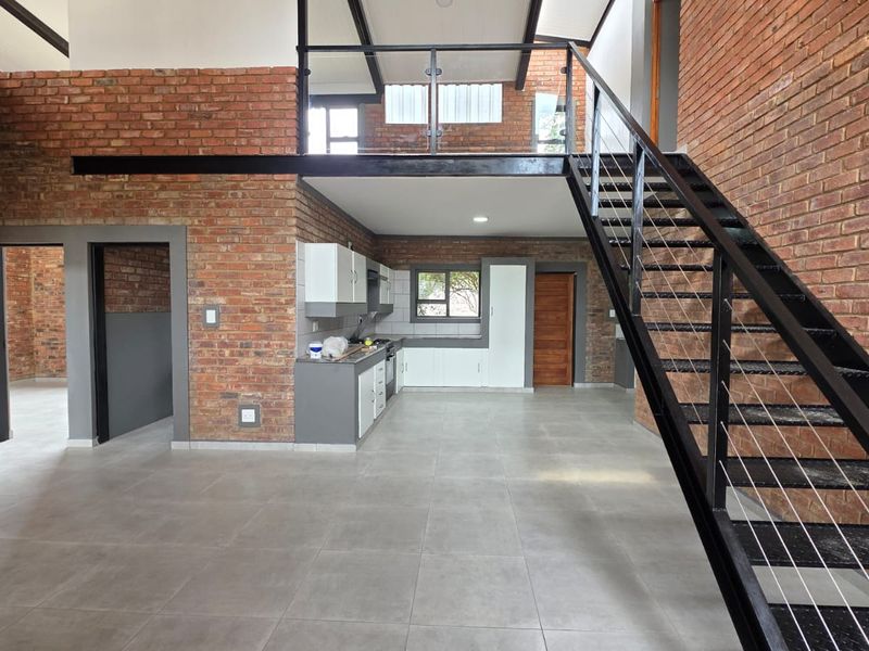 IMMEDIATELY AVAILABLE – MODERN TOWNHOUSE TO RENT IN SOUGHT-AFTER FLAMWOOD - Photo 2