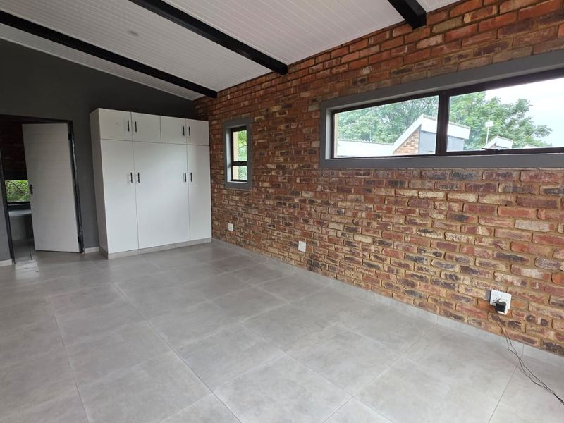 IMMEDIATELY AVAILABLE – MODERN TOWNHOUSE TO RENT IN SOUGHT-AFTER FLAMWOOD - Photo 8