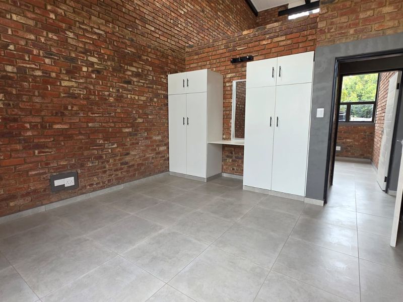 IMMEDIATELY AVAILABLE – MODERN TOWNHOUSE TO RENT IN SOUGHT-AFTER FLAMWOOD - Photo 10