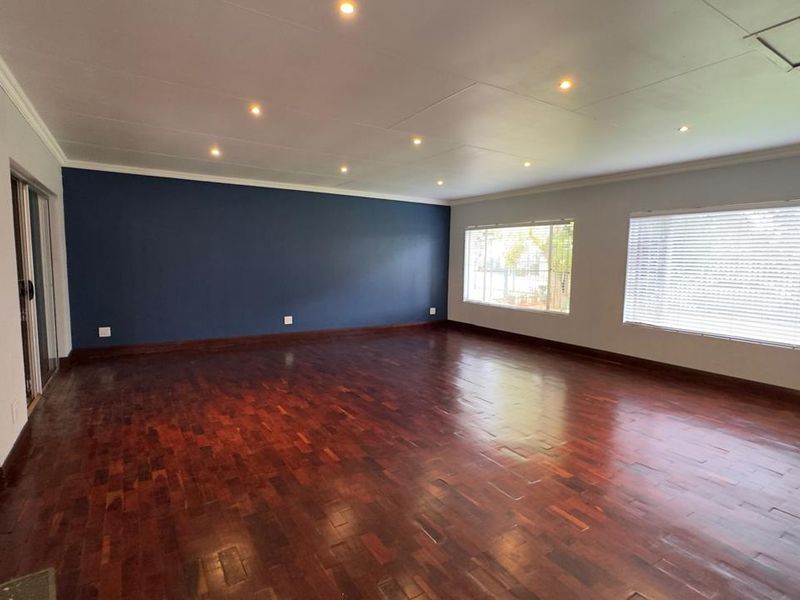 4 Bedroom 2 Bathroom House in Eldoraigne!!!! - Photo 8