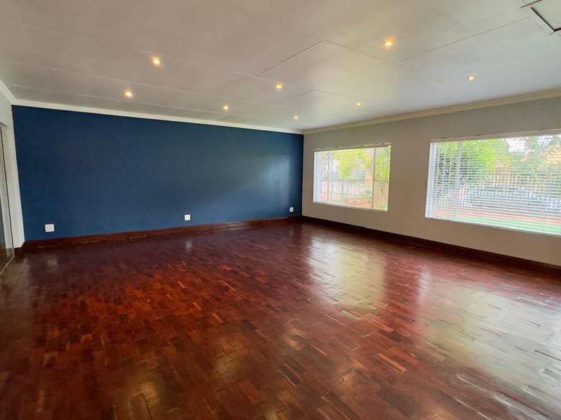 4 Bedroom 2 Bathroom House in Eldoraigne!!!! - Photo 7