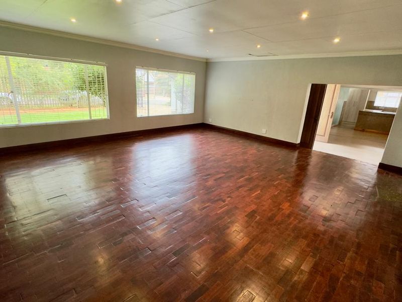 4 Bedroom 2 Bathroom House in Eldoraigne!!!! - Photo 6