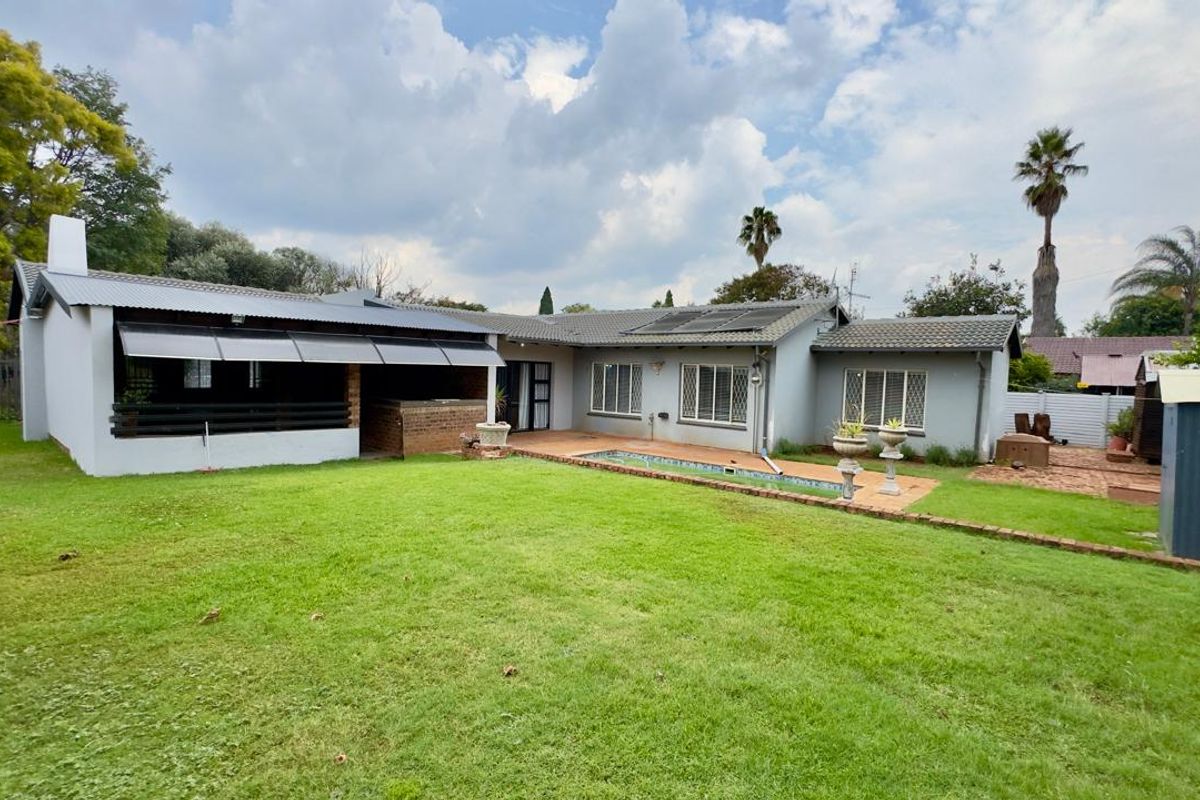 4 Bedroom 2 Bathroom House in Eldoraigne!!!! - Photo 3