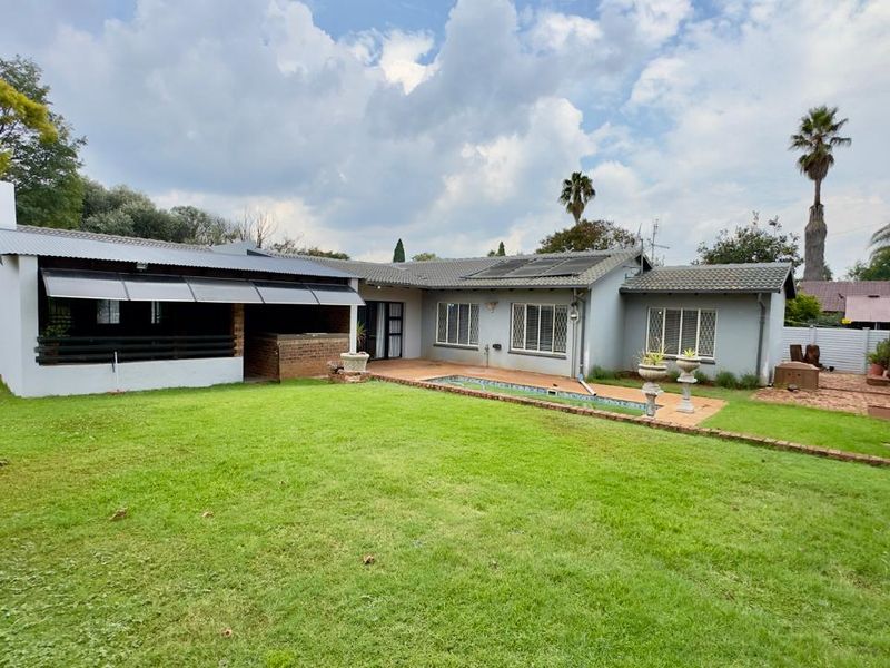 4 Bedroom 2 Bathroom House in Eldoraigne!!!! - Photo 3