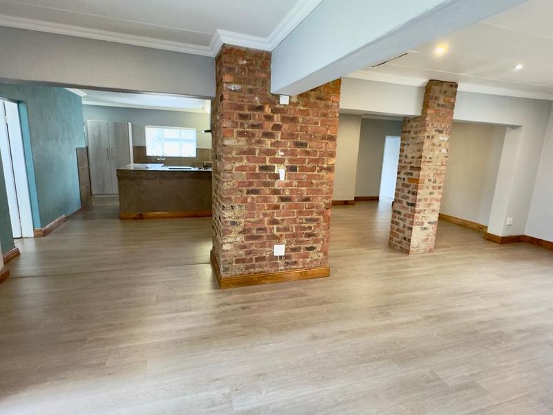 4 Bedroom 2 Bathroom House in Eldoraigne!!!! - Photo 10