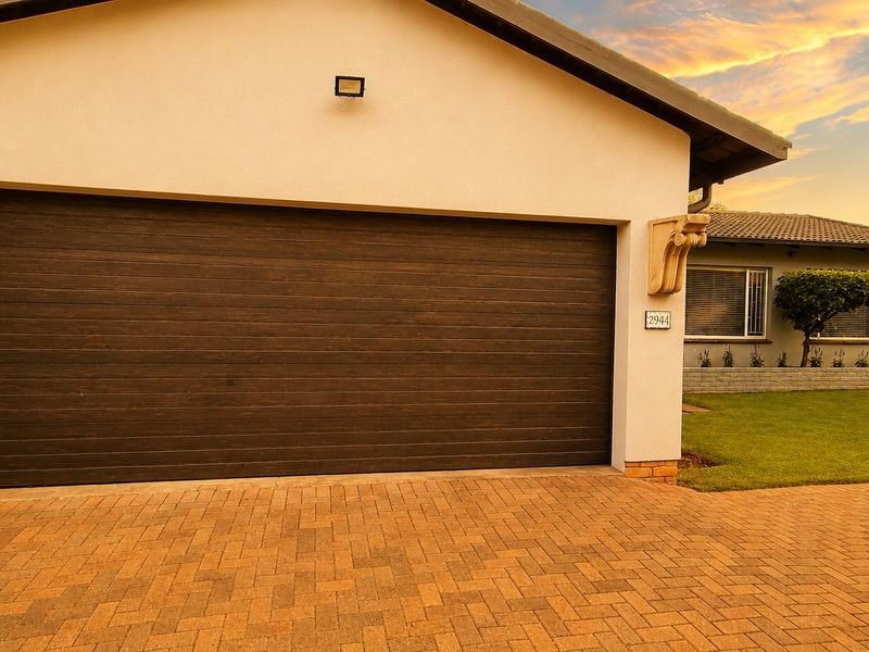 4 Bedroom 2 Bathroom House in Eldoraigne!!!! - Photo 2
