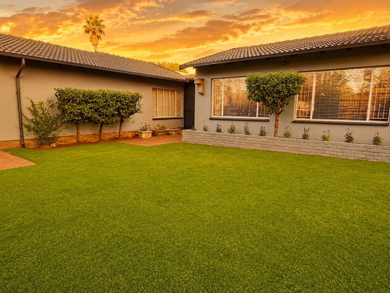 4 Bedroom 2 Bathroom House in Eldoraigne!!!! - Photo 1