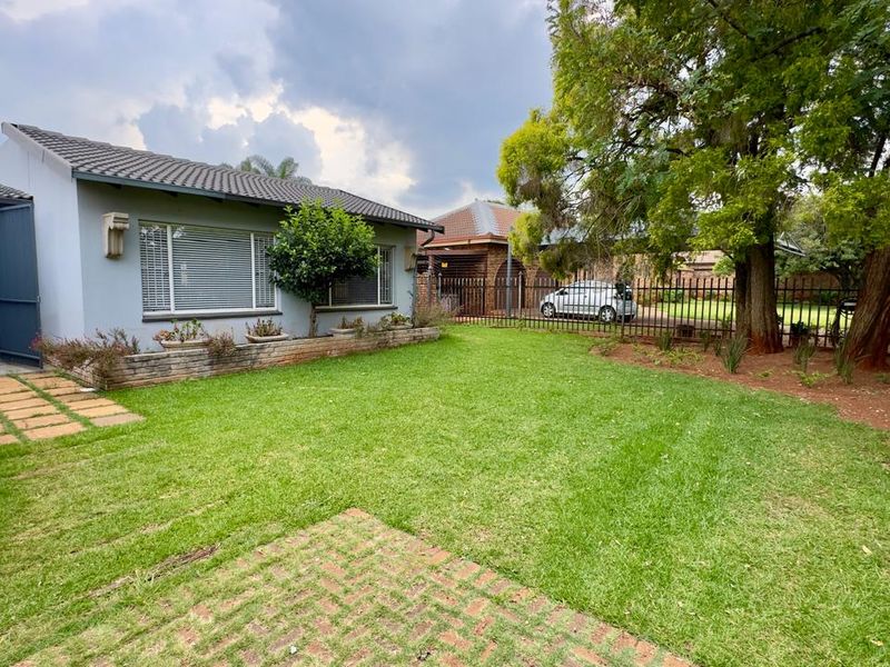 4 Bedroom 2 Bathroom House in Eldoraigne!!!! - Photo 3
