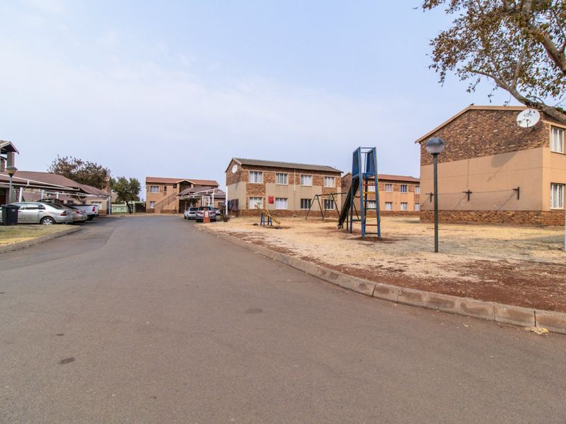 Goldfields Complex – Modern 2-Bedroom Apartments in Protea Glen - Photo 3