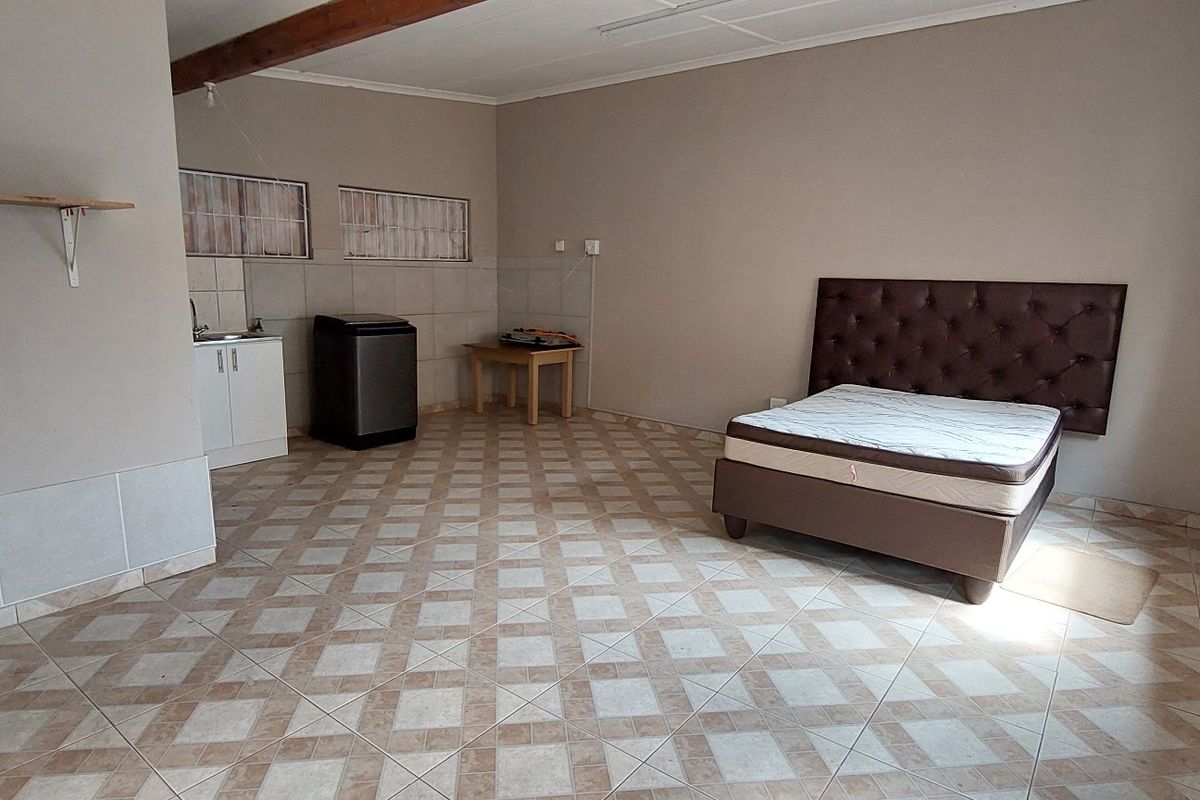 Semi furnished Open-Plan Bachelor Unit for Rent - Photo 3