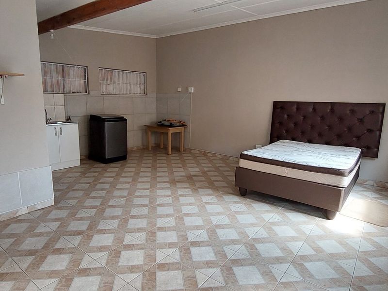 Semi furnished Open-Plan Bachelor Unit for Rent - Photo 3