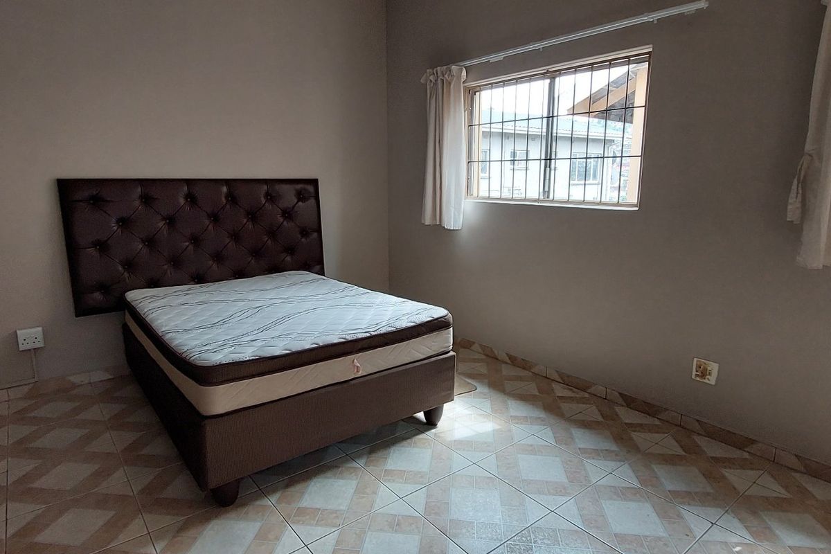 Semi furnished Open-Plan Bachelor Unit for Rent - Photo 2