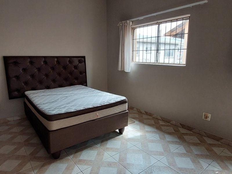 Semi furnished Open-Plan Bachelor Unit for Rent - Photo 2