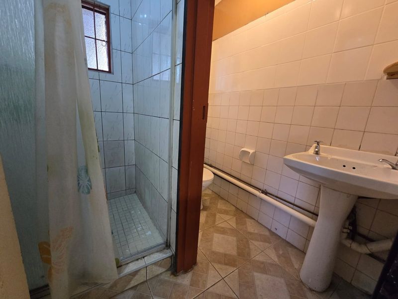 Semi furnished Open-Plan Bachelor Unit for Rent - Photo 5