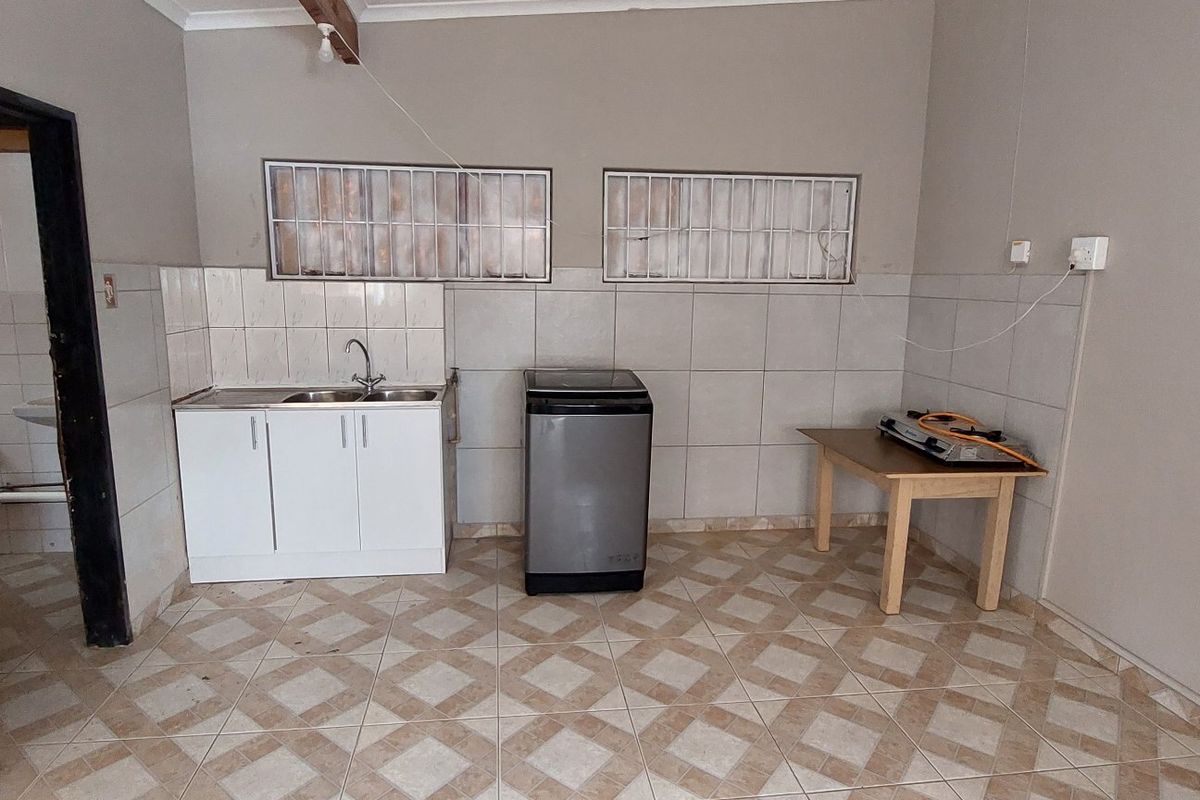 Semi furnished Open-Plan Bachelor Unit for Rent - Photo 4