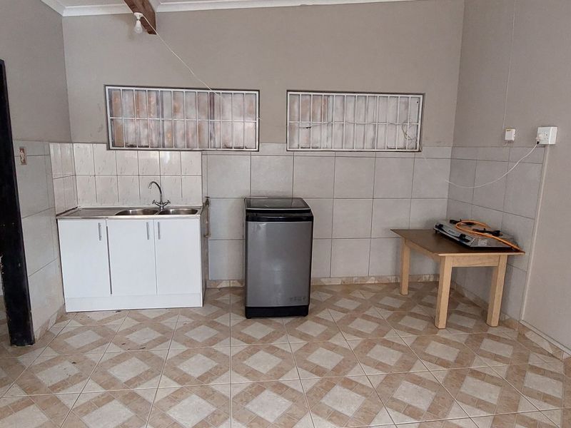 Semi furnished Open-Plan Bachelor Unit for Rent - Photo 4