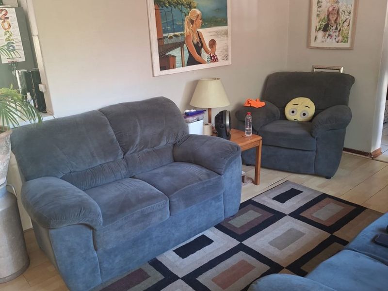 3 Bedroom House With 3 Separate Wendy Houses !! - Photo 3