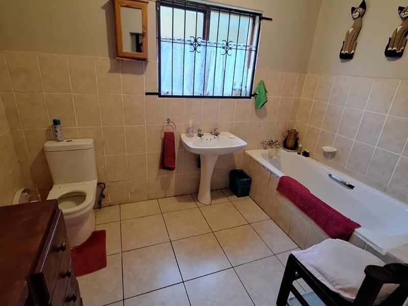 3 Bedroom House With 3 Separate Wendy Houses !! - Photo 10