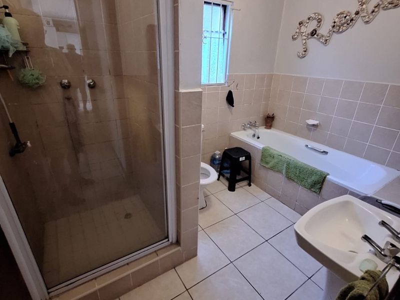 3 Bedroom House With 3 Separate Wendy Houses !! - Photo 9