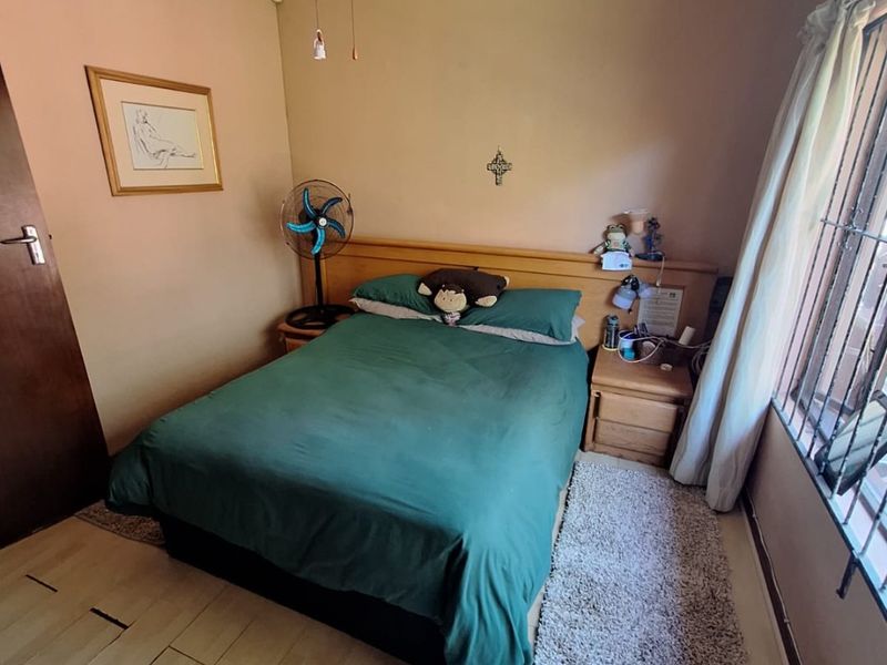 3 Bedroom House With 3 Separate Wendy Houses !! - Photo 8