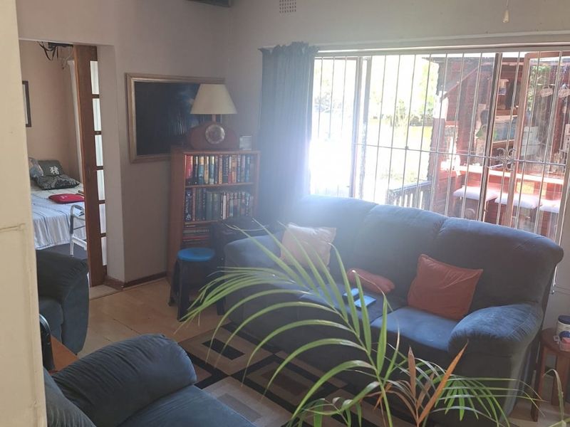 3 Bedroom House With 3 Separate Wendy Houses !! - Photo 4