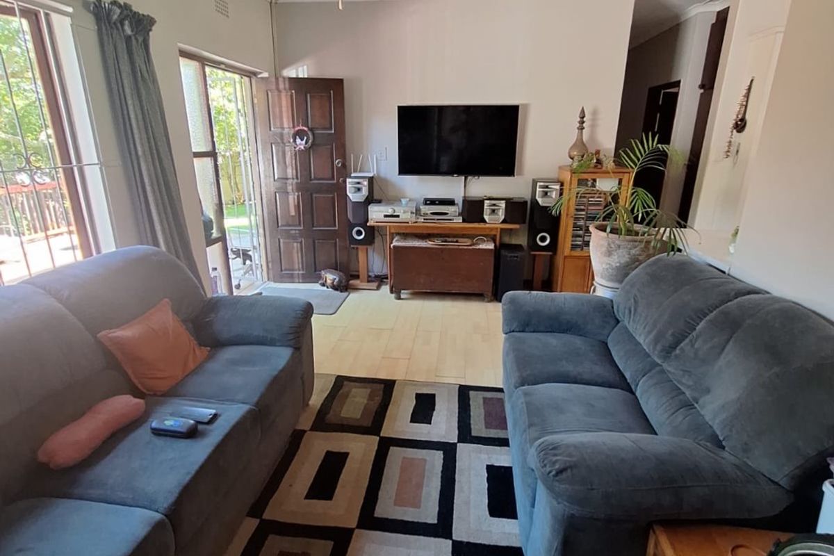 3 Bedroom House With 3 Separate Wendy Houses !! - Photo 2