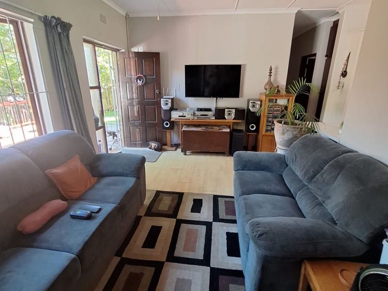 3 Bedroom House With 3 Separate Wendy Houses !! - Photo 2