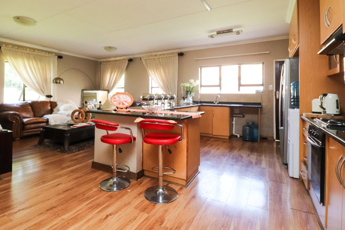 SPACIOUS FULL TITLE TOWNHOUSE WITH SPLASH POOL - Photo 4