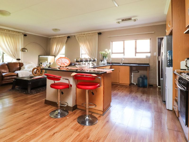 SPACIOUS FULL TITLE TOWNHOUSE WITH SPLASH POOL - Photo 4