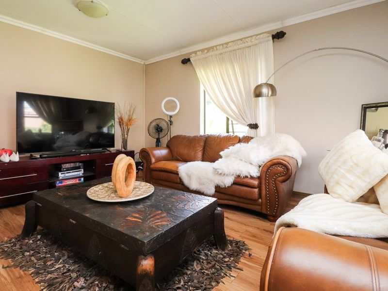 SPACIOUS FULL TITLE TOWNHOUSE WITH SPLASH POOL - Photo 10