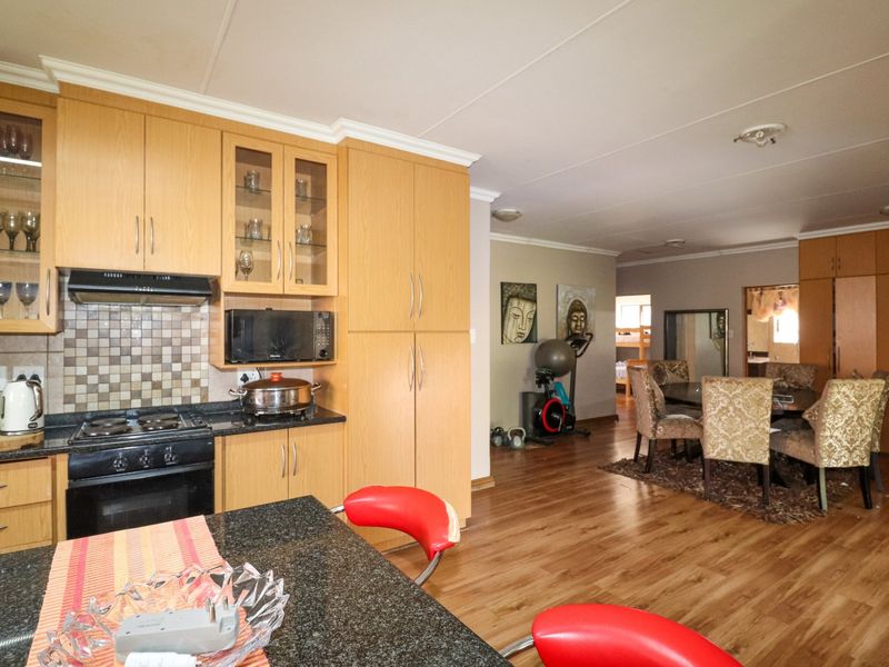 SPACIOUS FULL TITLE TOWNHOUSE WITH SPLASH POOL - Photo 8