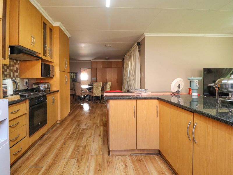 SPACIOUS FULL TITLE TOWNHOUSE WITH SPLASH POOL - Photo 6