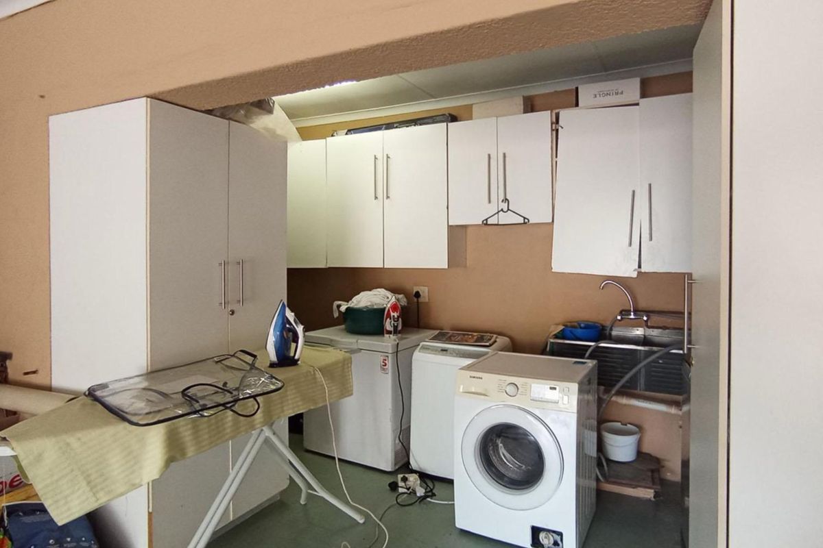 4 Bedroom House For Sale in Waterkloof - Photo 5