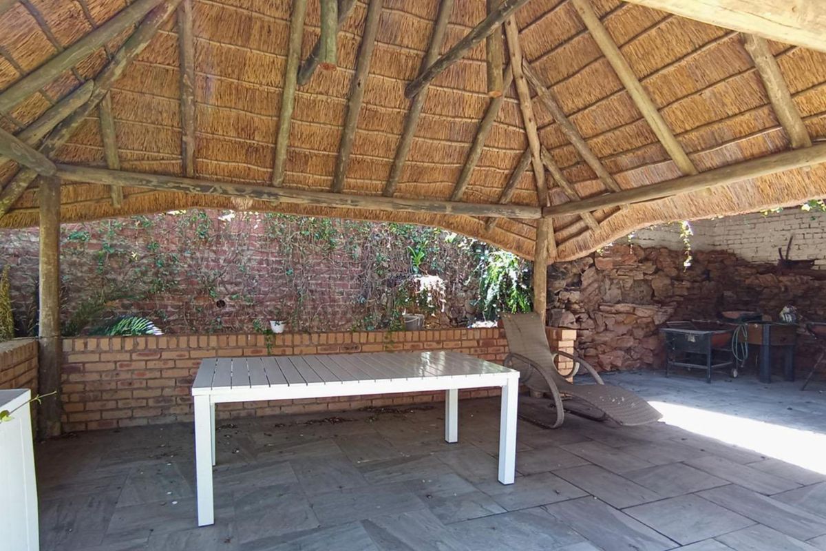4 Bedroom House For Sale in Waterkloof - Photo 3