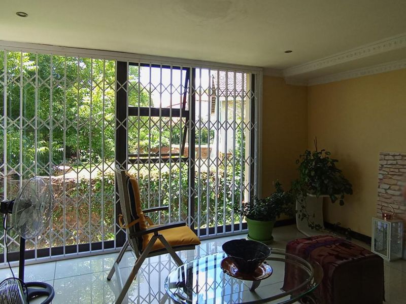 4 Bedroom House For Sale in Waterkloof - Photo 10