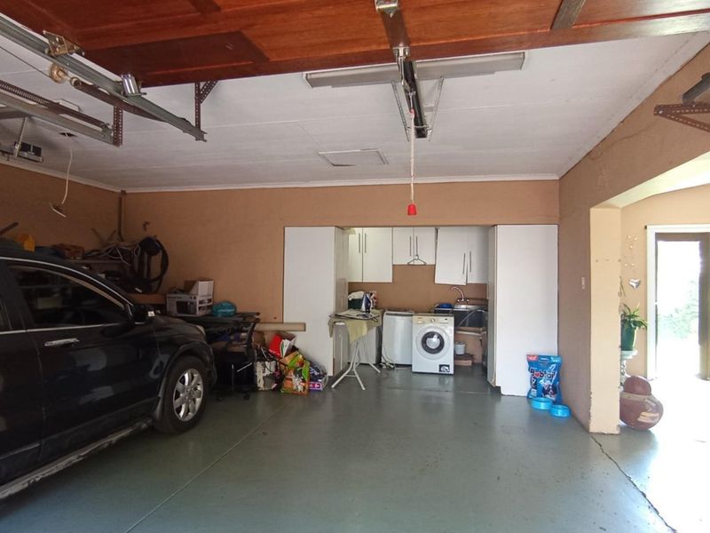 4 Bedroom House For Sale in Waterkloof - Photo 7