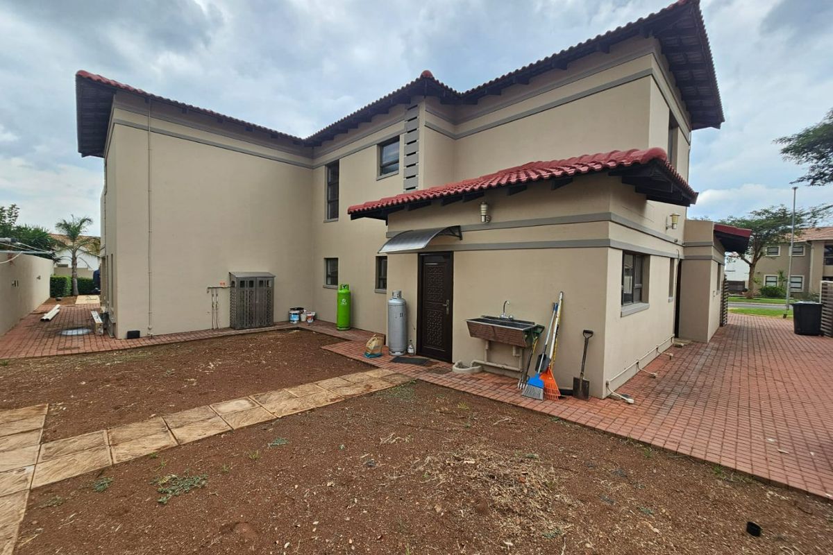 A Beautiful and Modern 6 bedroom 3.5 bathroom House for sale in Monavoni - Photo 5