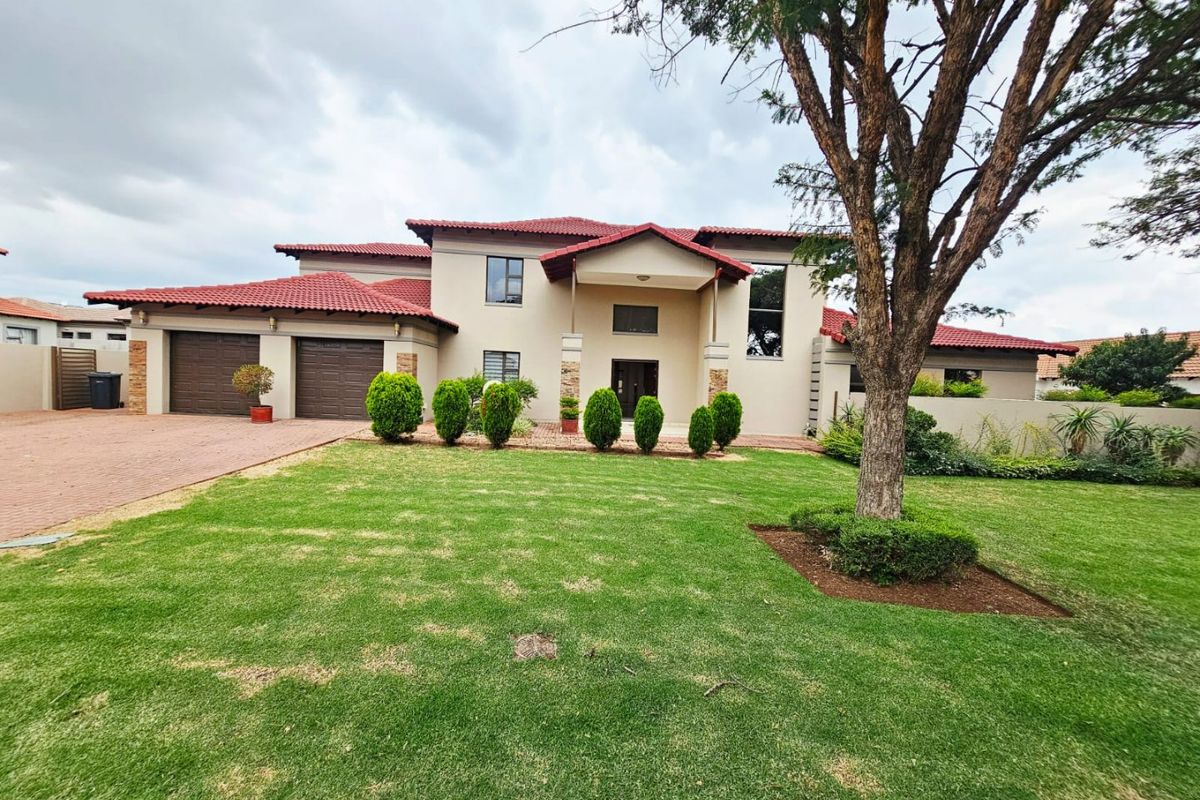 A Beautiful and Modern 6 bedroom 3.5 bathroom House for sale in Monavoni - Photo 3