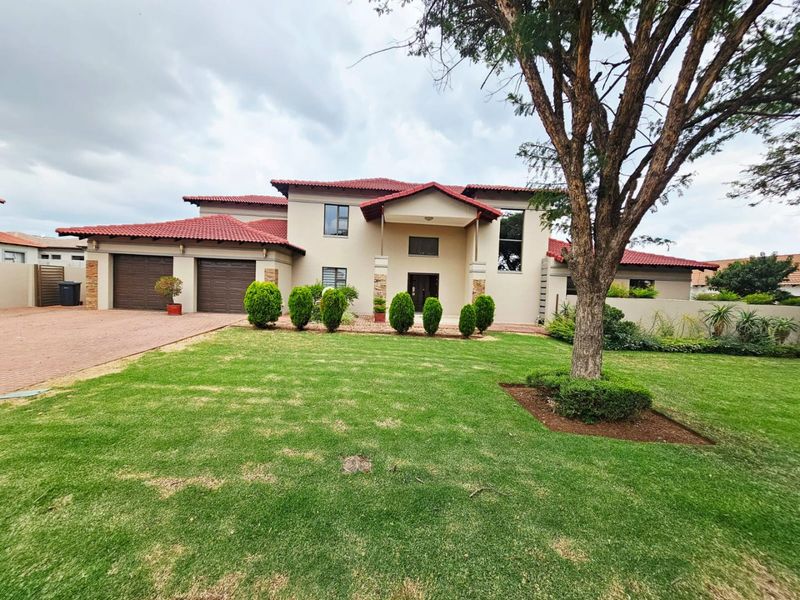 A Beautiful and Modern 6 bedroom 3.5 bathroom House for sale in Monavoni - Photo 3